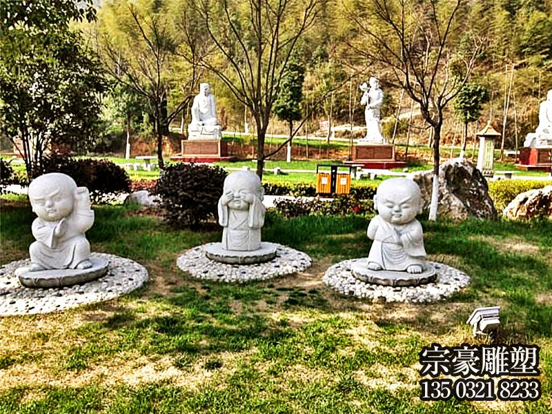 園林景區漢白玉姿態各異的和尚雕塑
